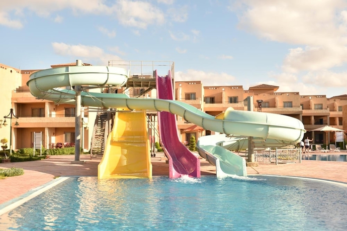 Imagen de la piscina del Hotel Aura Resort Sidi Abdel Rahman - El Alamein. Foto 17