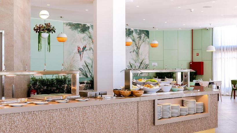 Imagen del bar/restaurante del Hotel Auramar Beach Resort. Foto 4