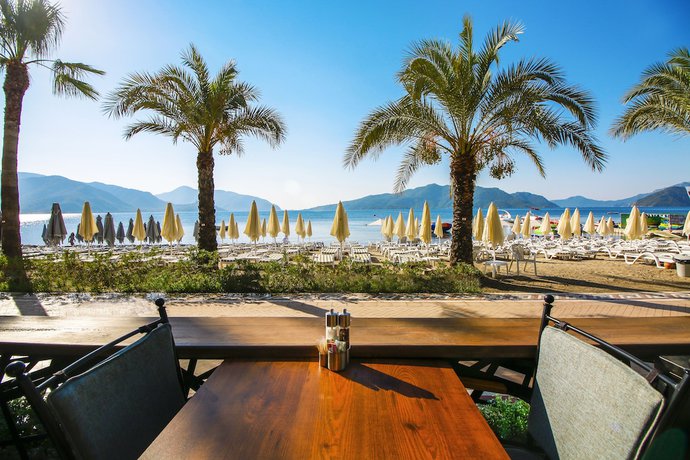 Imagen del bar/restaurante del Hotel Aurasia Beach. Foto 6