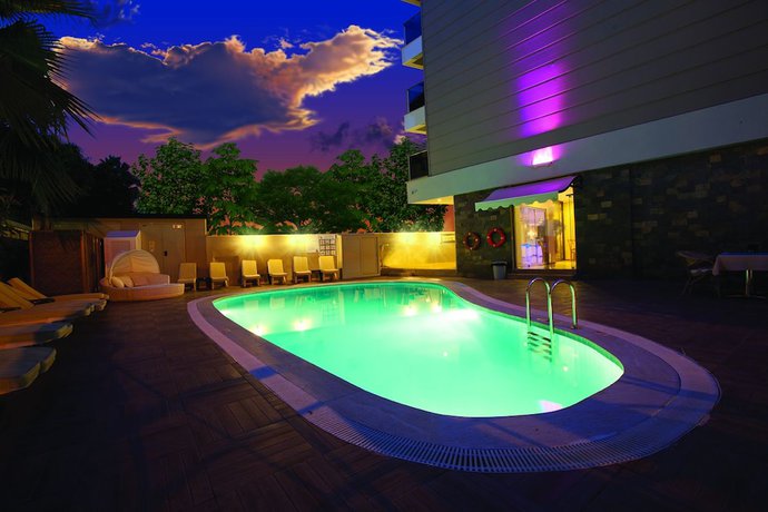 Imagen de la piscina del Hotel Aurasia Beach. Foto 35