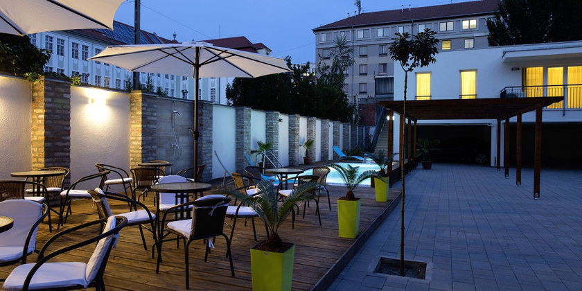 Imagen de los exteriores del Hotel Auris. Foto 13