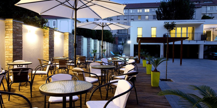 Imagen de los exteriores del Hotel Auris. Foto 14