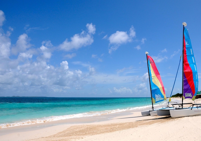 Imagen de los exteriores del Hotel Aurora Anguilla Resort and Golf Club. Foto 10