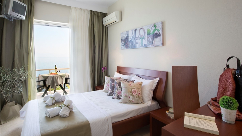 Imagen de la piscina del Hotel Aurora Beach. Foto 15