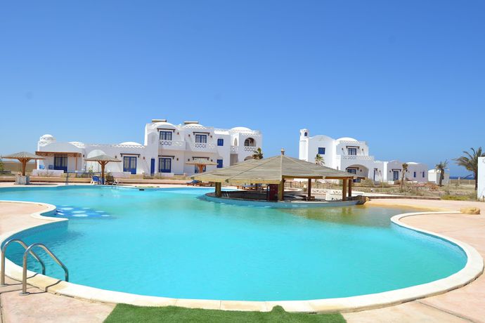 Imagen de la piscina del Hotel Aurora Beach Safari Resort. Foto 17