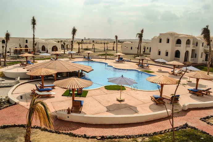 Imagen de la piscina del Hotel Aurora Beach Safari Resort. Foto 18