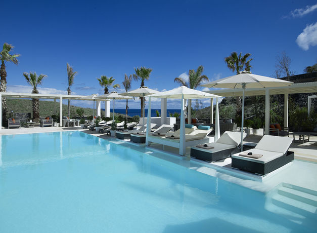 Imagen de la piscina del Hotel Aurora Luxury Suites. Foto 22