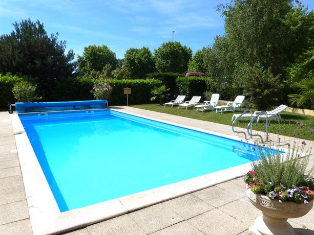 Imagen de la piscina del Hotel Aurore Bourges Nord. Foto 9