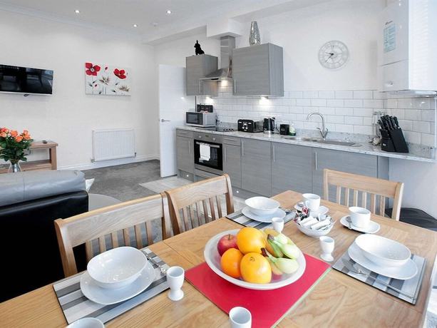 Imagen del bar/restaurante del Hotel Austen\'s Luxury Apartments. Foto 10