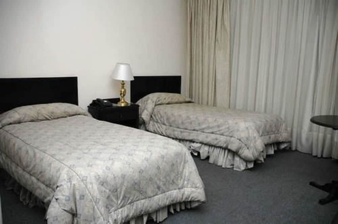 Imagen de la habitación del Hotel Austral Bahia Blanca. Foto 10
