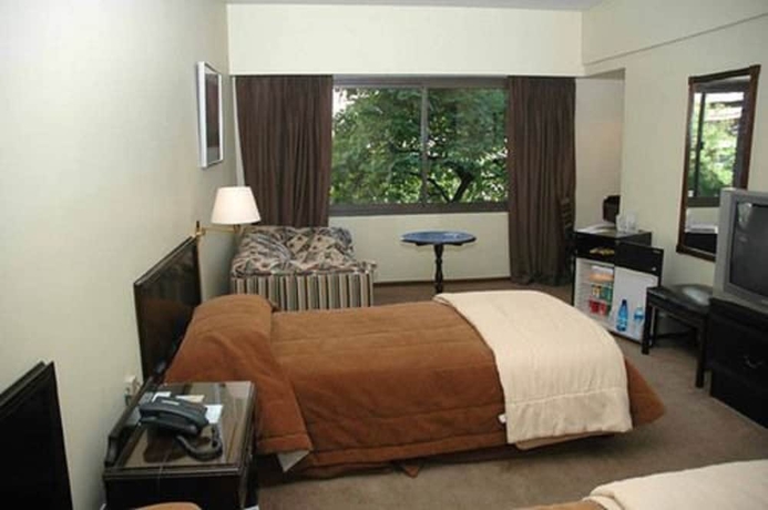 Imagen de la habitación del Hotel Austral Bahia Blanca. Foto 12