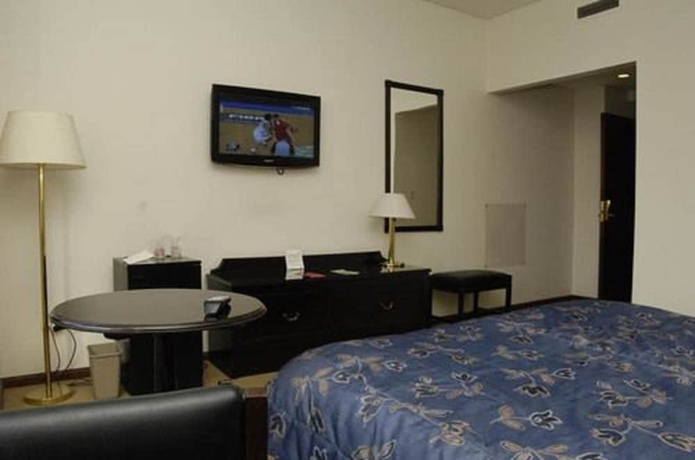 Imagen de la habitación del Hotel Austral Bahia Blanca. Foto 13