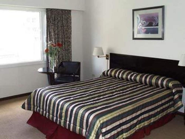Imagen de la habitación del Hotel Austral Bahia Blanca. Foto 14