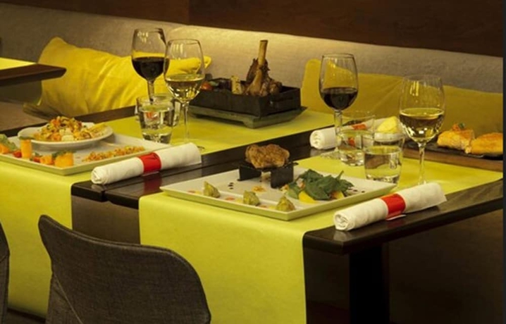 Imagen del bar/restaurante del Hotel Austral Express. Foto 3