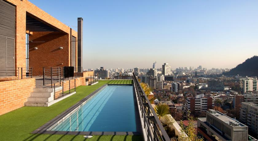 Imagen de la piscina del Hotel Austral Suites Apartment Providencia. Foto 7