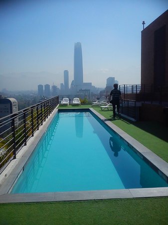 Imagen de la piscina del Hotel Austral Suites, Providencia. Foto 7