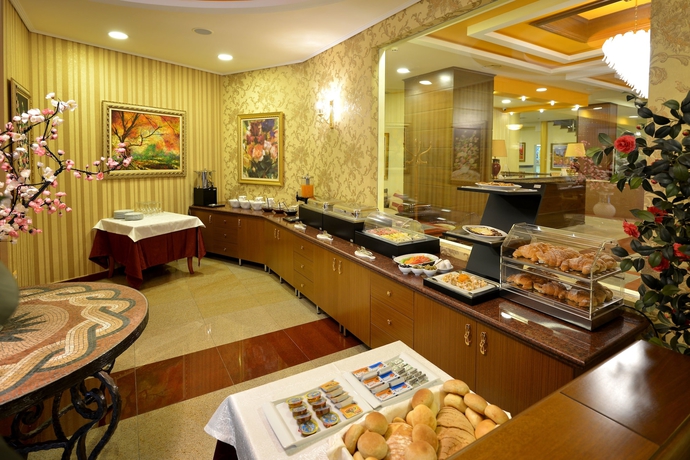 Imagen del bar/restaurante del Hotel Austria, Tirana. Foto 3