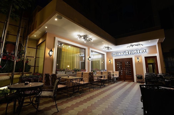 Imagen del bar/restaurante del Hotel Austria, Tirana. Foto 4