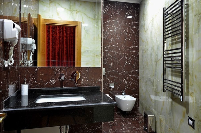 Imagen de la habitación del Hotel Austria, Tirana. Foto 10