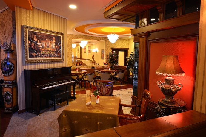 Imagen del bar/restaurante del Hotel Austria, Tirana. Foto 8