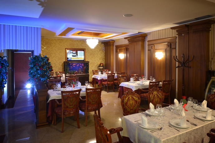 Imagen del bar/restaurante del Hotel Austria, Tirana. Foto 9