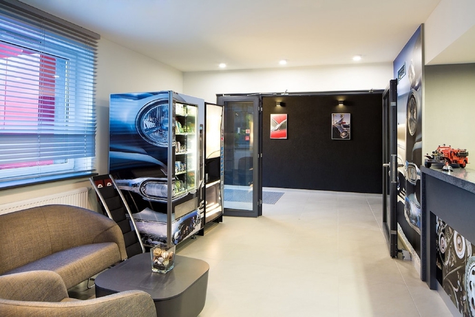 Imagen de los interiores del Hotel Automobil. Foto 17