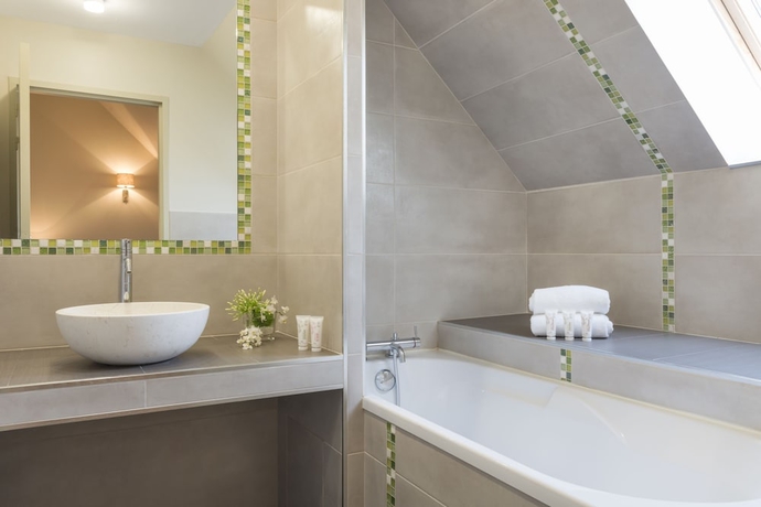 Imagen de la habitación del Hotel Aux Vieux Remparts, The Originals Relais (relais Du Silence). Foto 4