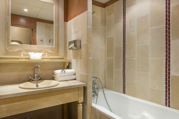 Imagen de la habitación del Hotel Aux Vieux Remparts, The Originals Relais (relais Du Silence). Foto 8