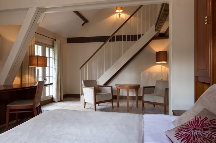 Imagen de la habitación del Hotel Aux Vieux Remparts, The Originals Relais (relais Du Silence). Foto 14