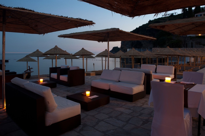 Imagen de los exteriores del Hotel Avala Resort and Villas. Foto 8