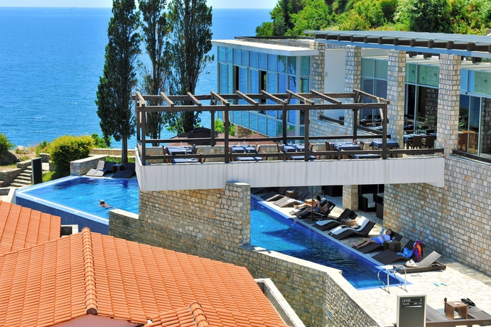 Imagen de la piscina del Hotel Avala Resort and Villas. Foto 13