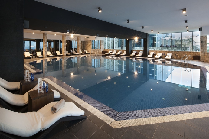 Imagen de la piscina del Hotel Avala Resort and Villas. Foto 15