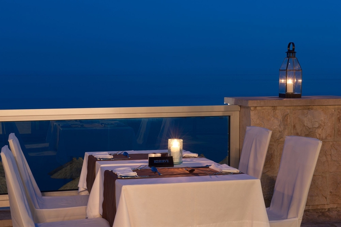 Imagen del bar/restaurante del Hotel Avala Resort and Villas. Foto 3