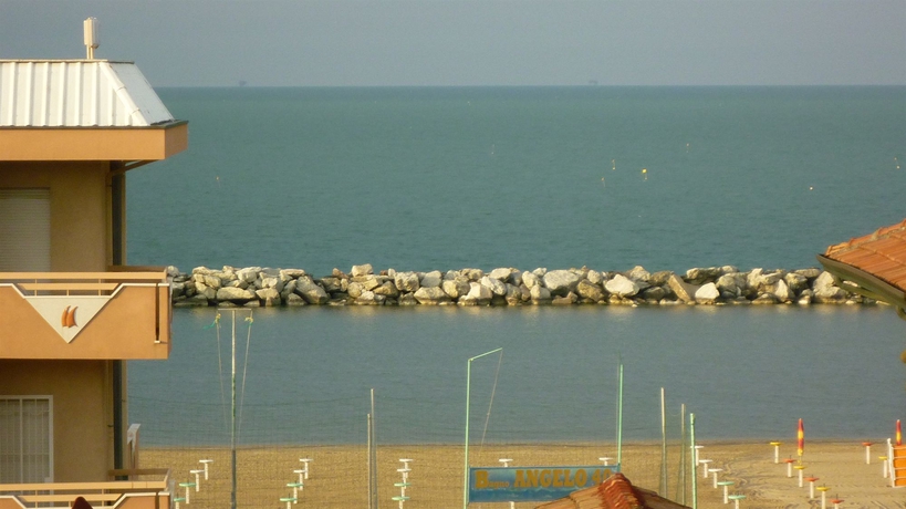 Imagen de los exteriores del Hotel Avana Mare. Foto 14