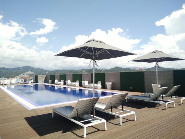 Imagen de la piscina del Hotel Avangio Kota Kinabalu. Foto 11