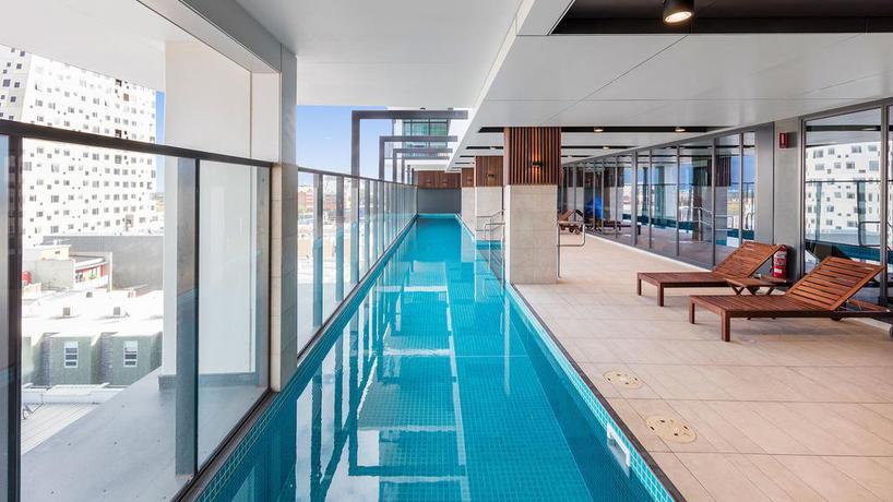 Imagen de la piscina del Hotel Avani Adelaide Residences. Foto 20