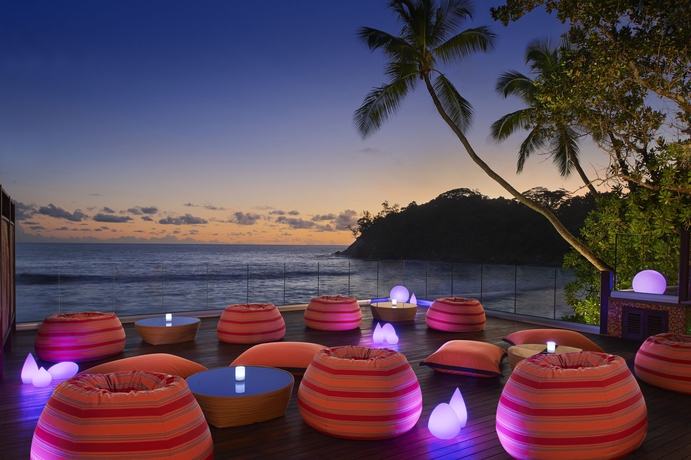 Imagen del bar/restaurante del Hotel Avani+ Barbarons Seychelles. Foto 2
