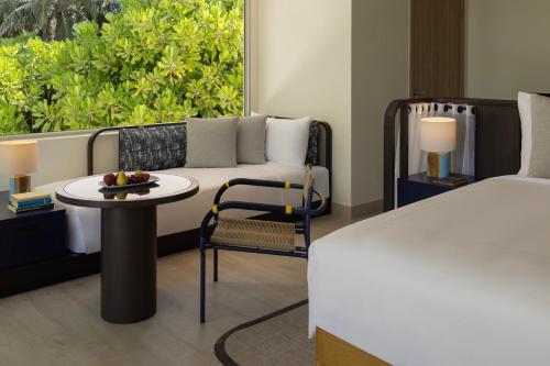 Imagen de la habitación del Hotel Avani+ Fares Maldives Resort. Foto 8
