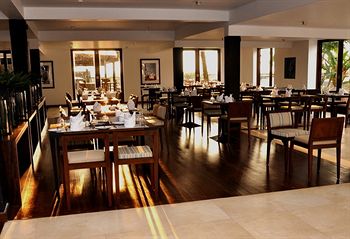 Imagen del bar/restaurante del Hotel Avani Kalutara Resort. Foto 1