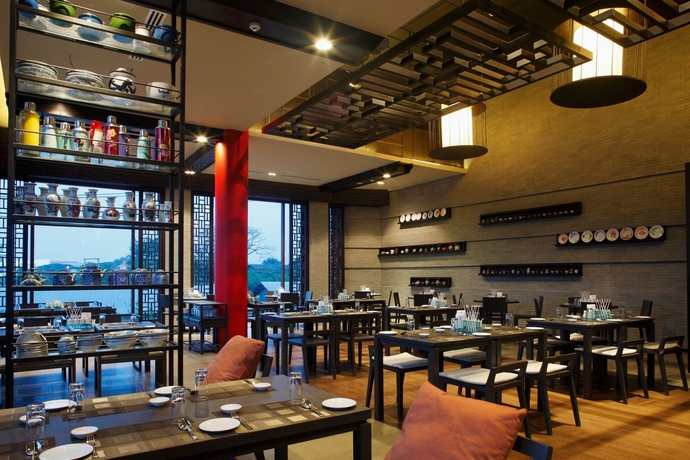 Imagen del bar/restaurante del Hotel Avani Khon Kaen and Convention Centre. Foto 6