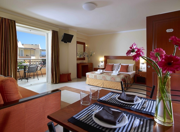 Imagen de la habitación del Hotel Avantis Suites. Foto 9