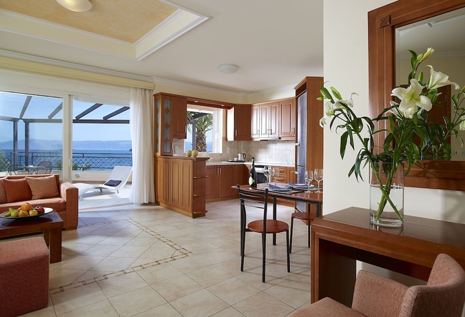 Imagen de la habitación del Hotel Avantis Suites. Foto 13