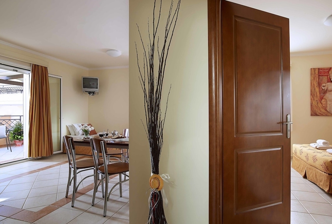 Imagen de la habitación del Hotel Avantis Suites. Foto 14