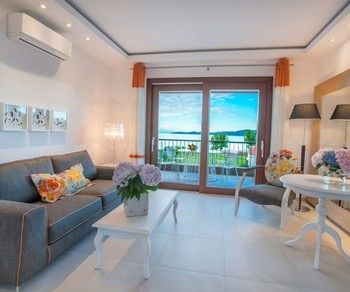 Imagen de los interiores del Hotel Avaton Luxury Beach Resort - Relais and Chateaux. Foto 13