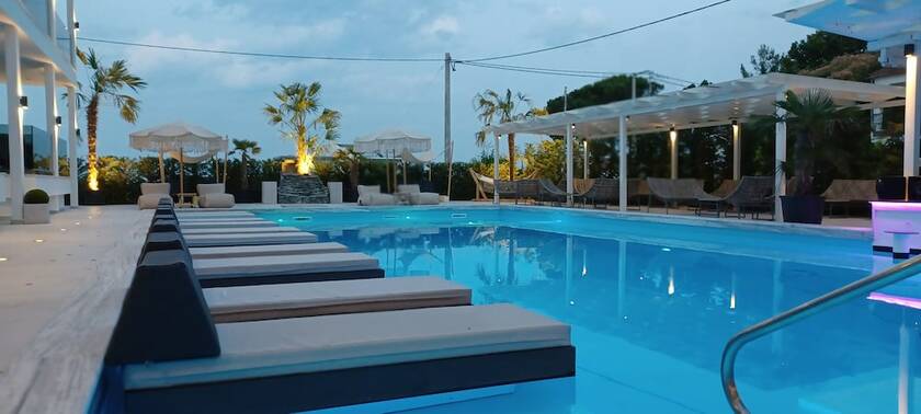 Imagen general del Hotel Avaton Luxury Resort. Foto 3