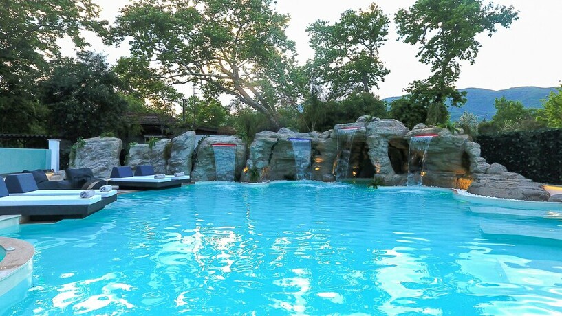 Imagen general del Hotel Avaton Luxury Resort. Foto 9