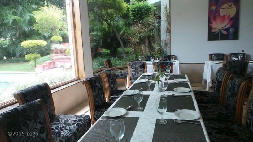 Imagen del bar/restaurante del Hotel Aveda Kamal Palace. Foto 18