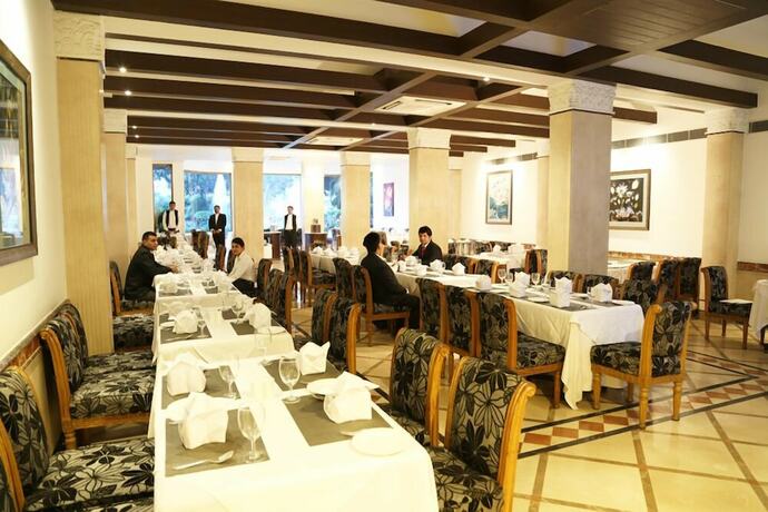 Imagen del bar/restaurante del Hotel Aveda Kamal Palace. Foto 19