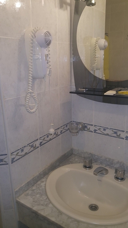 Imagen de la habitación del Hotel Avenida, Buenos Aires. Foto 16