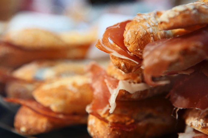 Imagen del bar/restaurante del Hotel Avenida Gran Via. Foto 2